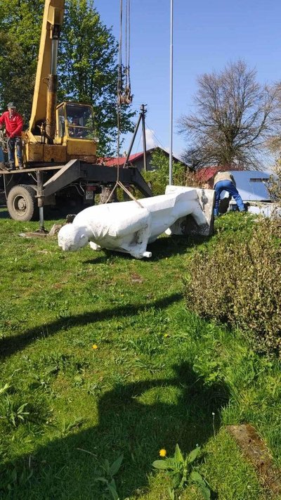 На Львівщині демонтували пам'ятник радянському солдату На Львівщині демонтували пам'ятник радянському солдату