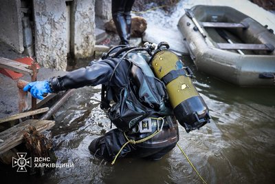 Рятувальник у водоймі в Шевченківському районі Харкова, де загинули двоє дітей 12 березня 2026 року Рятувальник у водоймі в Шевченківському районі Харкова, де загинули двоє дітей 12 березня 2026 року