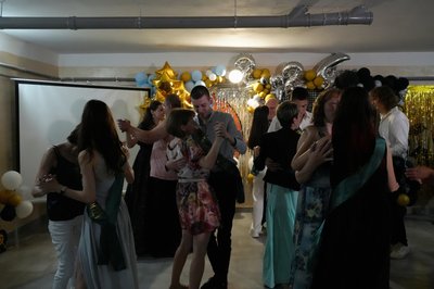 Випускний в укритті у Харкові Випускний в укритті у Харкові