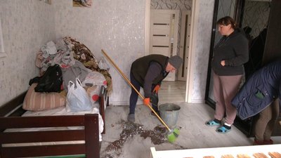 Односельці зійшлися допомагати з прибиранням у будинку сім'ї Бугайчуків Односельці зійшлися допомагати з прибиранням у будинку сім'ї Бугайчуків