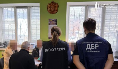 Начальника відділу Чернівецької митниці затримали 27 вересня 2025 року на Хмельниччині Начальника відділу Чернівецької митниці затримали 27 вересня 2025 року на Хмельниччині