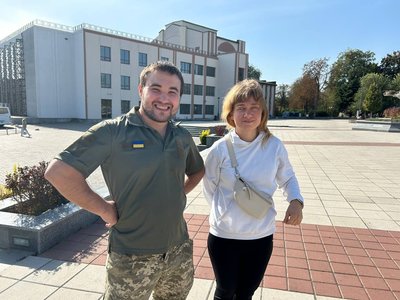 Від кордону до фронту: американське подружжя, яке біжить марафон на підтримку України, завітало до Умані