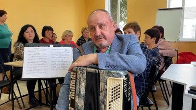 Хор, волонтерство та дитяче дозвілля: жителі Нової Басані на Чернігівщині збираються у приміщенні місцевої бібліотеки Хор, волонтерство та дитяче дозвілля: жителі Нової Басані на Чернігівщині збираються у приміщенні місцевої бібліотеки