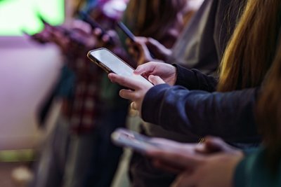 Телефони в руках дітей Телефони в руках дітей