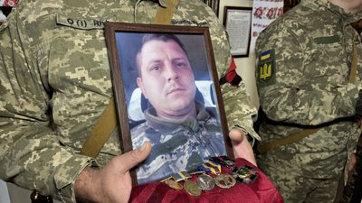 У Полтаві провели в останню путь трьох військових, які полягли на фронті У Полтаві провели в останню путь трьох військових, які полягли на фронті