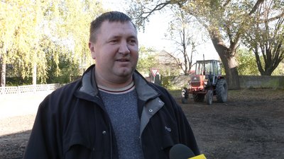 Єдина дівчина в групі: студентка з Ніжина вчиться керувати трактором, щоб розвивати власний агробізнес Єдина дівчина в групі: студентка з Ніжина вчиться керувати трактором, щоб розвивати власний агробізнес