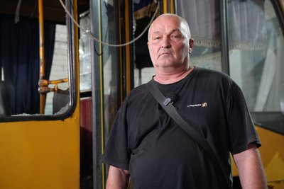 «Чую — вибух, у салоні крик і плач»: як водій маршрутки рятував поранених після атаки дрона в Херсоні «Чую — вибух, у салоні крик і плач»: як водій маршрутки рятував поранених після атаки дрона в Херсоні