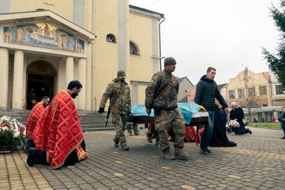 У Мукачеві попрощалися з полеглим захисником Олександром Рейті У Мукачеві попрощалися з полеглим захисником Олександром Рейті
