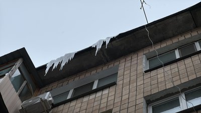 Чи очищають у Полтаві дахи будинків від бурульок? Чи очищають у Полтаві дахи будинків від бурульок?