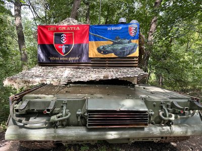 російський танк Т-80 трофейний рота бійці 30-ї окремої механізованої бригади імені князя Костянтина Острозького Бахмутський напрямок Донецька область російський танк Т-80 трофейний рота бійці 30-ї окремої механізованої бригади імені князя Костянтина Острозького Бахмутський напрямок Донецька область