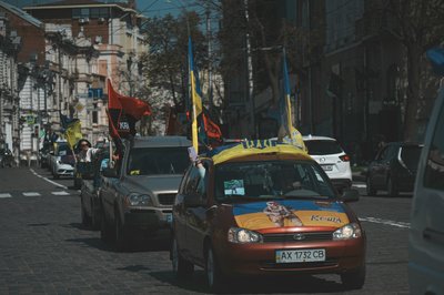 У Харкові відбувся автопробіг до Дня пам'яті загиблих захисників і захисниць 8 У Харкові відбувся автопробіг до Дня пам'яті загиблих захисників і захисниць 8