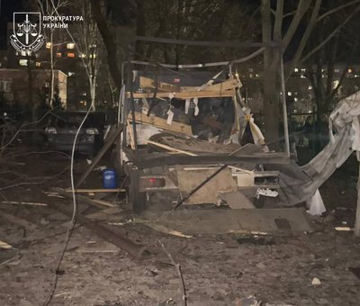 Вісім поранених: що відомо про наслідки нічної атаки РФ на Одеський район Вісім поранених: що відомо про наслідки нічної атаки РФ на Одеський район