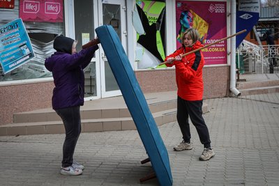 "Таке враження, ніби бомба влучила". Херсонці розповіли про чергову російську атаку "Таке враження, ніби бомба влучила". Херсонці розповіли про чергову російську атаку