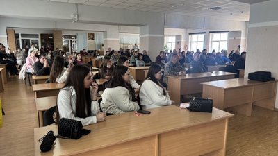 "Герої серед нас": вечір пам'яті військовослужбовця Сергія Кузнєва провели в науковій бібліотеці УжНУ "Герої серед нас": вечір пам'яті військовослужбовця Сергія Кузнєва провели в науковій бібліотеці УжНУ