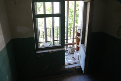 Снаряд впав у дворі біля лавок. Херсонці розповіли про черговий обстріл житлового району Снаряд впав у дворі біля лавок. Херсонці розповіли про черговий обстріл житлового району