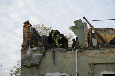 Рятувальна операція у Холодногірському районі Харкова після влучання КАБ у будинок, під завалами можуть перебувати люди 20 червня 2026 року Рятувальна операція у Холодногірському районі Харкова після влучання КАБ у будинок, під завалами можуть перебувати люди 20 червня 2026 року