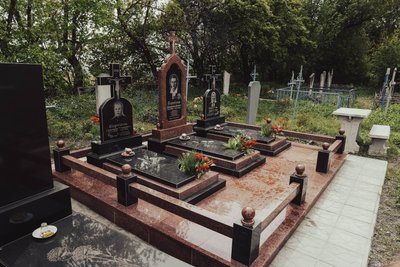 Катають яйця на могилах, кладуть цукерки й паски біля поховань та моляться: як відзначають Проводи на Сумщині Катають яйця на могилах, кладуть цукерки й паски біля поховань та моляться: як відзначають Проводи на Сумщині