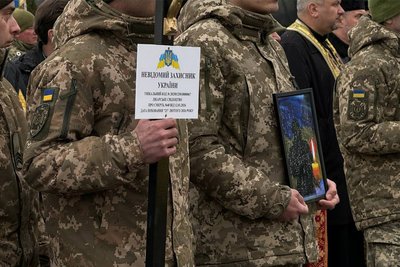 "Тут немає їхніх матерів — ми повинні були прийти": у Чернівцях поховали сімох невпізнаних бійців "Тут немає їхніх матерів — ми повинні були прийти": у Чернівцях поховали сімох невпізнаних бійців