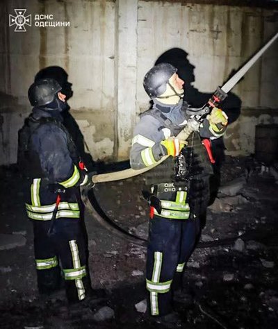 Горіли будівлі: РФ завдала дронового удару по Одещині Горіли будівлі: РФ завдала дронового удару по Одещині
