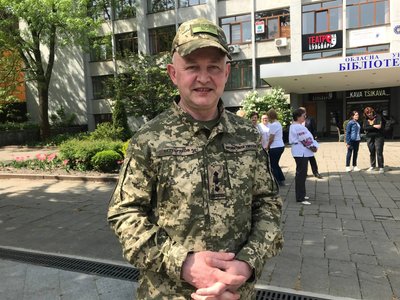 В День вишиванки у Житомирі жителі міста розписували горнятка для поранених військових В День вишиванки у Житомирі жителі міста розписували горнятка для поранених військових