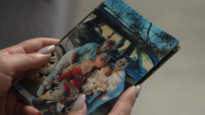"Па, ти – мої ліки для душі": чернігівка ходить зустрічати військових з полону, щоб дізнатись про своїх рідних "Па, ти – мої ліки для душі": чернігівка ходить зустрічати військових з полону, щоб дізнатись про своїх рідних