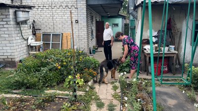 Подружжя Леонід та Валентина на подвір'ї біля свого будинку Святогорівка Донецька область 14 серпня 2025 рік Подружжя Леонід та Валентина на подвір'ї біля свого будинку Святогорівка Донецька область 14 серпня 2025 рік