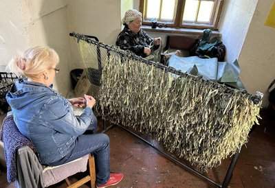 Двічі втікала від війни: на Закарпатті переселенка з Донеччини робить чугайстрів для ЗСУ Двічі втікала від війни: на Закарпатті переселенка з Донеччини робить чугайстрів для ЗСУ