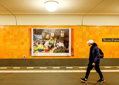 У берлінській підземці виставити фото українців, які ховаються від ракет у метро У берлінській підземці виставити фото українців, які ховаються від ракет у метро