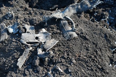 "Забиваємо вікна, допомагаємо людям": як жителі Нижньої Сироватки оговтуються після ракетного удару Росії "Забиваємо вікна, допомагаємо людям": як жителі Нижньої Сироватки оговтуються після ракетного удару Росії