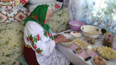 Рецепт прабабусі: 79-річна жителька Хмельниччини готує вареники з великодньої паски за родинним рецептом Рецепт прабабусі: 79-річна жителька Хмельниччини готує вареники з великодньої паски за родинним рецептом