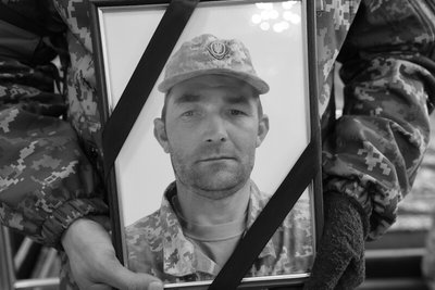 У Луцьку провели в останню дорогу 42-річного військового сапера Юрія Криворучка У Луцьку провели в останню дорогу 42-річного військового сапера Юрія Криворучка