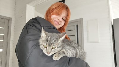 Переселенка Софія тримає у руках котика Переселенка Софія тримає у руках котика