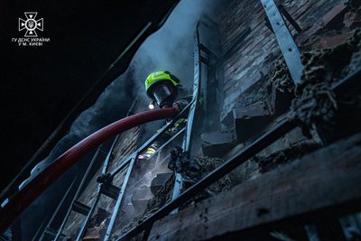 На Троєщині в Києві через займання в сауні горів приватний будинок