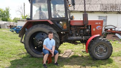 "Всьому навчив тато": як шестикласник із Черкащини опанував трактор "Всьому навчив тато": як шестикласник із Черкащини опанував трактор