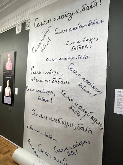 "Olmağan balalıq": Kıyivde qırımtatar siyasiy mabüsleriniñ balaları aqqında sergi açıldı "Olmağan balalıq": Kıyivde qırımtatar siyasiy mabüsleriniñ balaları aqqında sergi açıldı