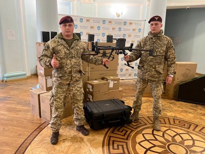 У Житомирі військовим передали чергову партію дронів – цього разу "Valkyrja" та "Matrice" У Житомирі військовим передали чергову партію дронів – цього разу "Valkyrja" та "Matrice"
