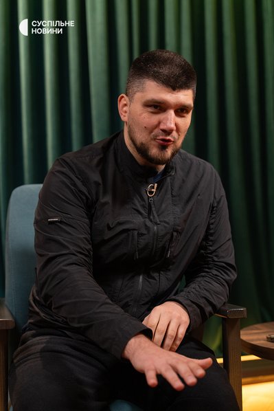 Командир Російського добровольчого корпусу (РДК) Денис Капустін під час інтервʼю Суспільному, Київ, 20 лютого 2026 року Командир Російського добровольчого корпусу (РДК) Денис Капустін під час інтервʼю Суспільному, Київ, 20 лютого 2026 року