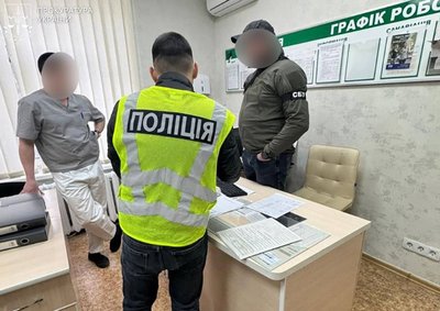 13 тисяч доларів за “відстрочку”: у Сумах викрили схему уникнення мобілізації 13 тисяч доларів за “відстрочку”: у Сумах викрили схему уникнення мобілізації