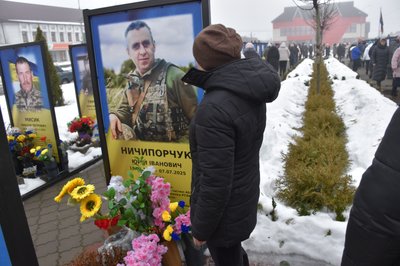 В Олевську вшанували пам'ять загиблих у четверті роковини вторгнення Росії в Україну В Олевську вшанували пам'ять загиблих у четверті роковини вторгнення Росії в Україну