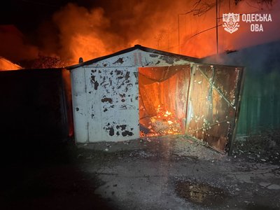 Уночі РФ атакувала промислове підприємство та гаражний кооператив на Одещині Уночі РФ атакувала промислове підприємство та гаражний кооператив на Одещині