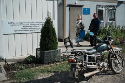 Жителі Гракового на Харківщині стоять біля медпункту Жителі Гракового на Харківщині стоять біля медпункту