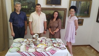 “Солодкі спогади”: Вінницькому художньому музею передали колекцію посуду ХІХ–ХХ століть “Солодкі спогади”: Вінницькому художньому музею передали колекцію посуду ХІХ–ХХ століть