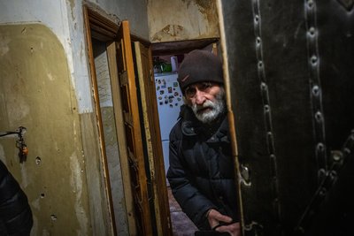 Чоловік зустрічає волонтерів, які вивезуть його з прифронтового Куп’янську на Харківщині Чоловік зустрічає волонтерів, які вивезуть його з прифронтового Куп’янську на Харківщині