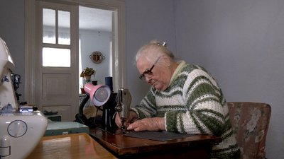"Я не можу, щоб не допомогти". 85-річна швея із Вінниччини шиє жилети та маскувальні костюми на фронт "Я не можу, щоб не допомогти". 85-річна швея із Вінниччини шиє жилети та маскувальні костюми на фронт