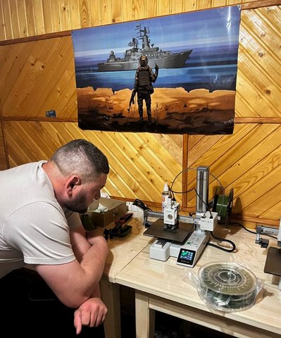 На Закарпатті ветеран Іван Камолов разом із сином виготовляють на 3D-принтері деталі для дронів На Закарпатті ветеран Іван Камолов разом із сином виготовляють на 3D-принтері деталі для дронів