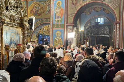 Кияни занурюються у крижану воду: 6 січня відзначається Водохреще Кияни занурюються у крижану воду: 6 січня відзначається Водохреще