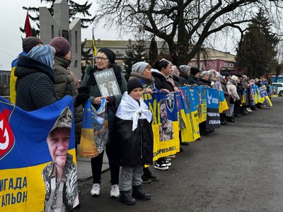 "Вони за нас боролися, а тепер ми за них": на Вінниччині пройшла акція на підтримку полонених і зниклих безвісти "Вони за нас боролися, а тепер ми за них": на Вінниччині пройшла акція на підтримку полонених і зниклих безвісти