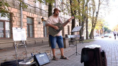 У Вінниці просто неба виступає 66-річний музикант У Вінниці просто неба виступає 66-річний музикант