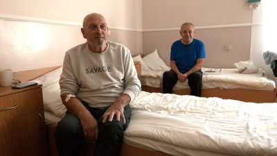 Пацієнти першої міської лікарні Житомира Валерій Колесник (на дальньому плані) та Микола Шатило (на ближньому плані) Пацієнти першої міської лікарні Житомира Валерій Колесник (на дальньому плані) та Микола Шатило (на ближньому плані)