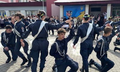 "Вірю, що тато повернеться": як пролунав останній дзвоник у військовому ліцеї у Луцьку "Вірю, що тато повернеться": як пролунав останній дзвоник у військовому ліцеї у Луцьку